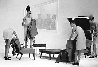 3──椅子を解体するとドレスと スーツケースになるチャラヤンの作品 出典＝Andrew Bolton,  The Supermodern Wardrobe,  V＆A Publications, 2002.
