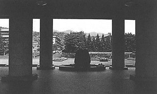 25───真東棟（1955）のピロティ。甘露台の真東四町の地点に鎮納された銘石がある。おやさとやかたの起工した1954年に据えられた。