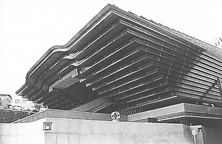36───霊友会釈迦殿（1975）、竹中工務店、東京港区巨大な構造体を分節するひだ。