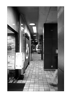 21───新宿地下街のダンボ−ル住居、1995