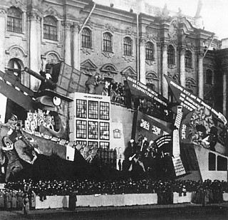 ロシア革命14周年、1931 ロシア構成主義の好みは、図版に見られるマス・アクションにも反映されている。これは単なる見せ物ではなく、市民の自発性に伴う示威運動的な性質をももった祝賀儀式であった。