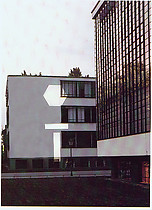 22──ミシャ・クバル《lightbridge》1992, Bauhaus Dessau. Photo: Kelly Kellerhoff, Berlin. ドイツ統一直後に行なわれたこのプロジェクトでは、バウハウス校舎の、屋外だけでなく階段部分、オフィスなど建物内のさまざまな空間が、各場所の過去の記憶と現在を参照しながらスライド・プロジェクションで構成的に照射された。モダニズムの再考、そしてバウハウスおよびこの建物の歴史へのオマージュとも言 える。
