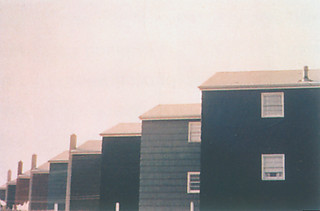 4──ダン・グレアム《Homes for America: Row of Tract Houses》1966, Bayonne 