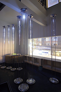 「Icicle Drops」展示風景 2006年2月に札幌のギャラリーThinkGardenで行なったインスタレーション。8 機の「Icicle Drops」を設置した。水滴の落下が光と音響に変換される。 撮影＝小牧寿里