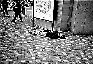 5──恵比寿駅前、突然路上に寝た若者 筆者撮影