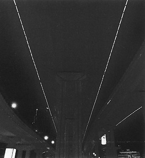 17──青いネオンで光る、上海の高架道路 出典＝Air France Magazine, Juillet, 2001